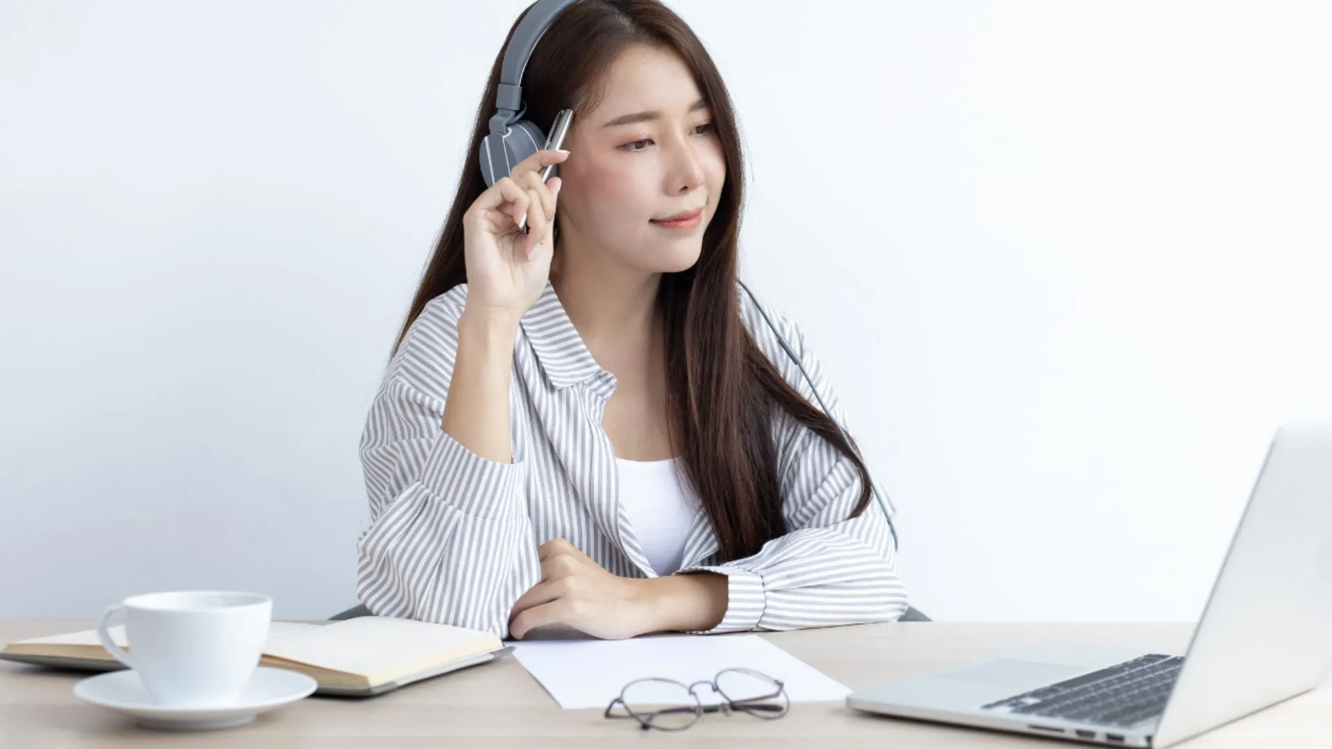 ノートパソコンに向かってSPIの勉強をする女性